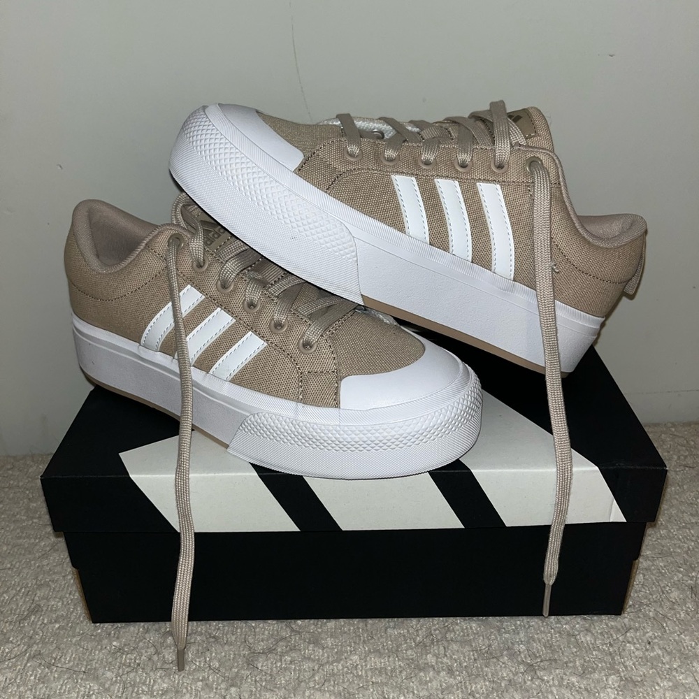 LOWEST 💙NWT Adidas Bravada sneakers
